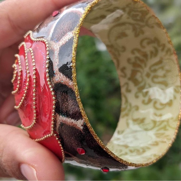 Vintage Cold Enamel Red Rose Damask Pattern Bangle with Gold Trim - Picture 12 of 16
